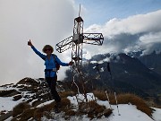 56 Alla croce di vetta del Sasna (2228 m)